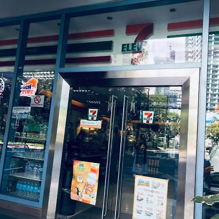 One Bedroom Apartment With Netflix At Greenbelt Makati Манила Екстериор снимка