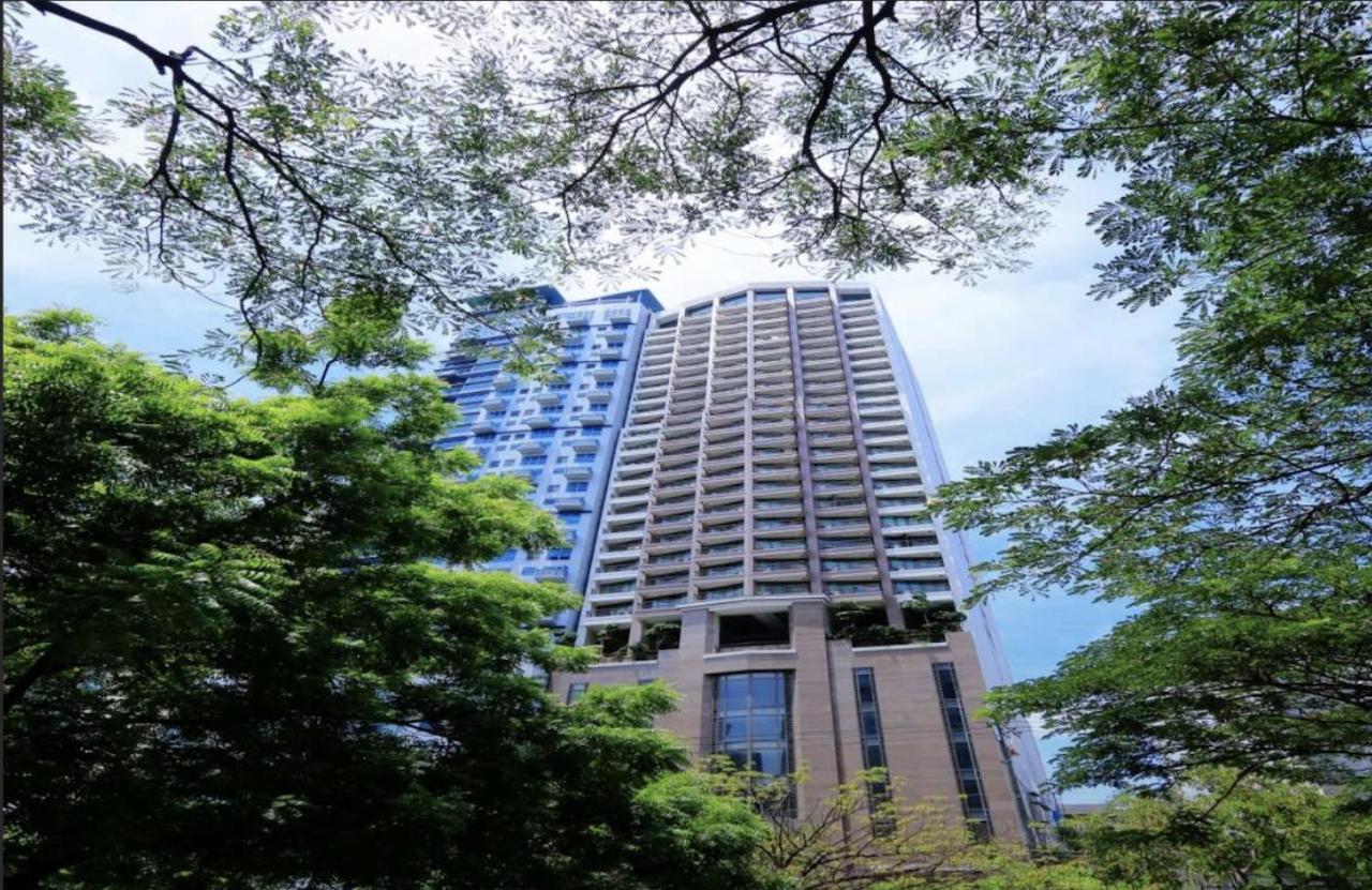 One Bedroom Apartment With Netflix At Greenbelt Makati Манила Екстериор снимка